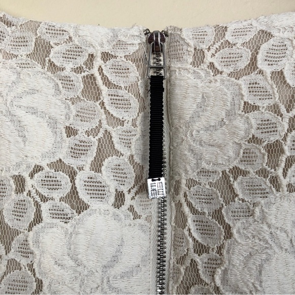 Ivory lace fitted dress - Picture 7 of 14